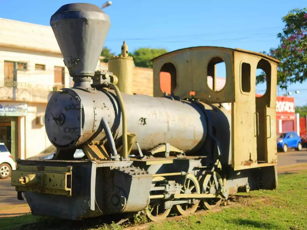 Museo al aire libre con antiguas locomotoras y máquinas